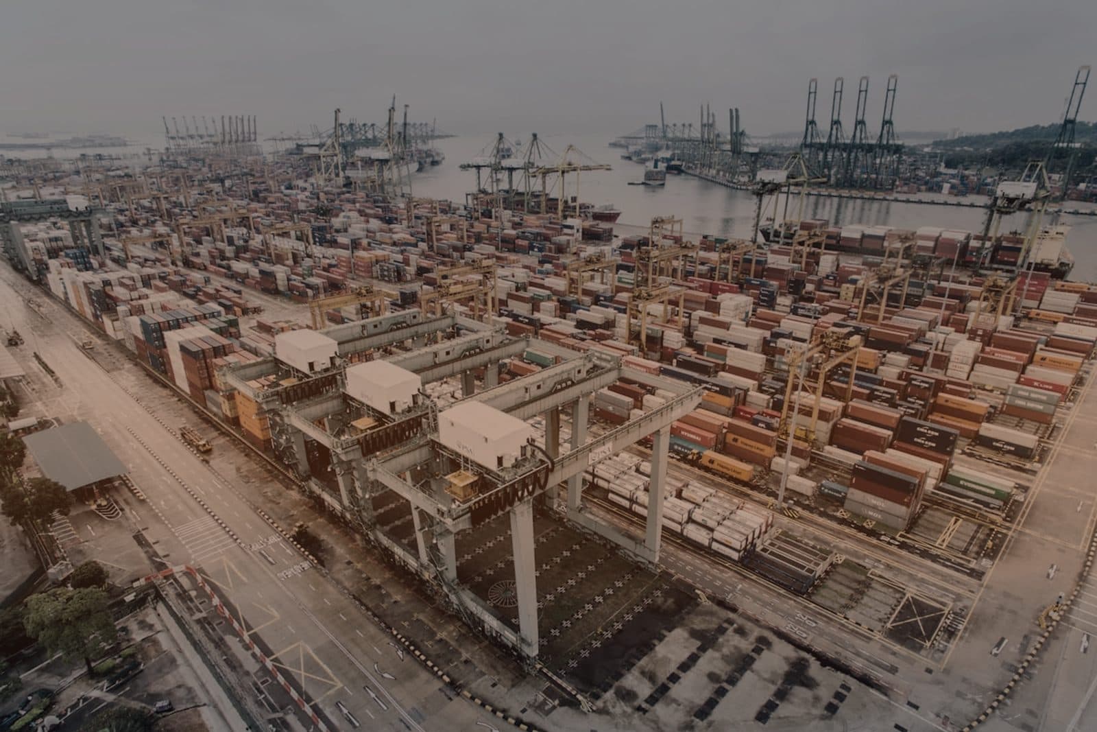 Terminal container dengan tumpukan peti kemas